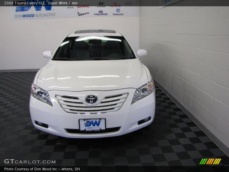 Super White / Ash 2009 Toyota Camry XLE