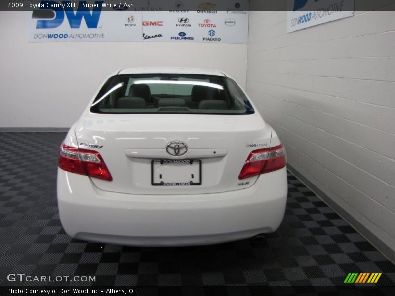 Super White / Ash 2009 Toyota Camry XLE