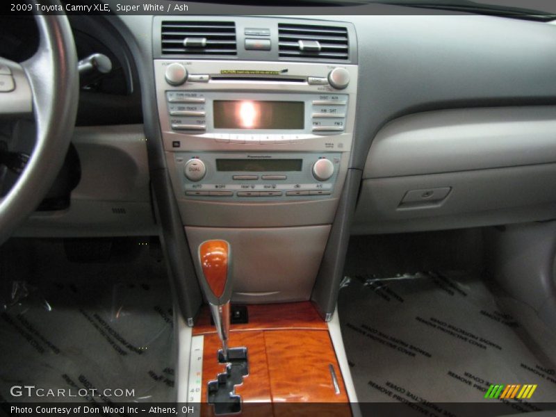 Super White / Ash 2009 Toyota Camry XLE