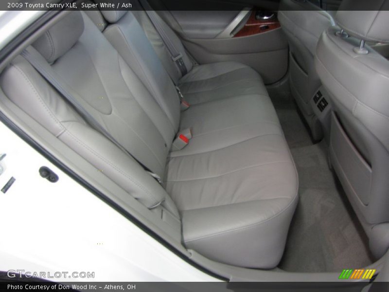 Super White / Ash 2009 Toyota Camry XLE
