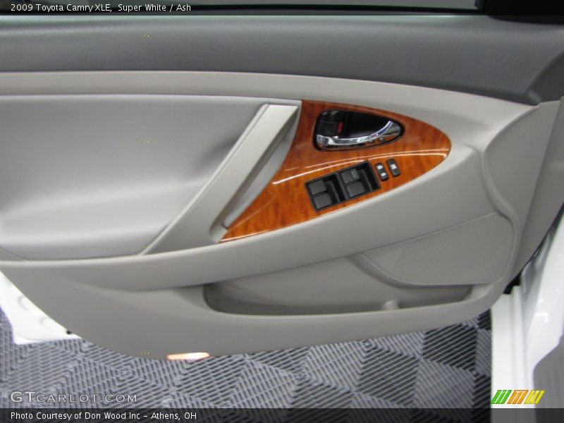 Super White / Ash 2009 Toyota Camry XLE
