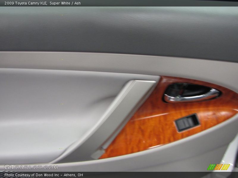 Super White / Ash 2009 Toyota Camry XLE