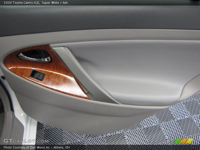 Super White / Ash 2009 Toyota Camry XLE