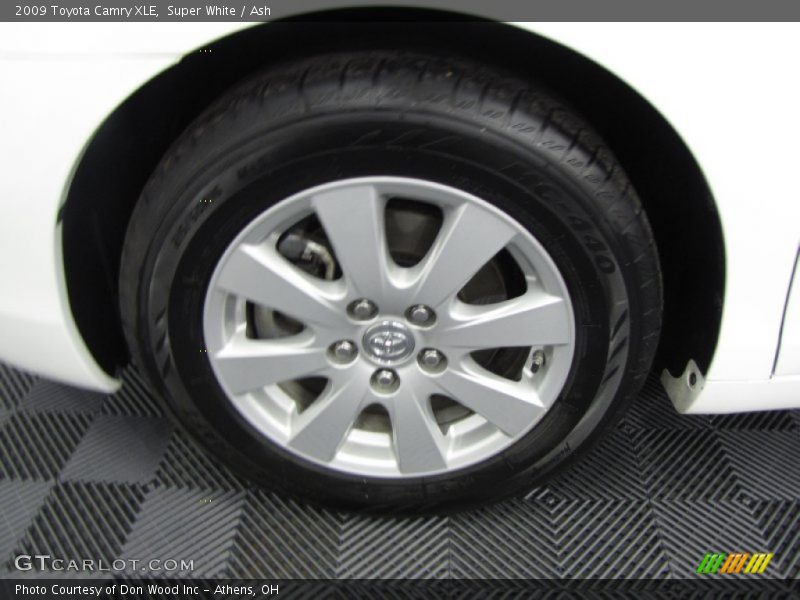 Super White / Ash 2009 Toyota Camry XLE