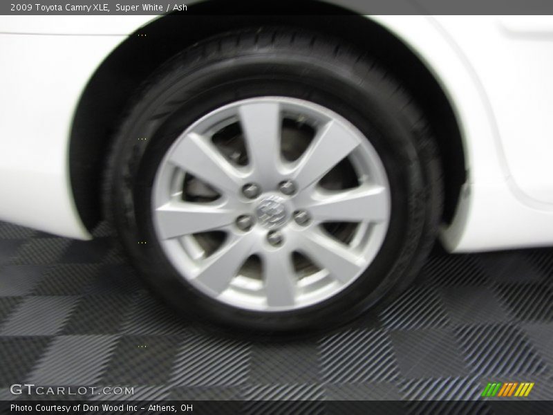 Super White / Ash 2009 Toyota Camry XLE