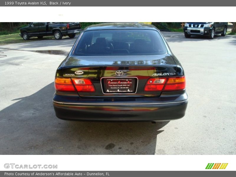 Black / Ivory 1999 Toyota Avalon XLS
