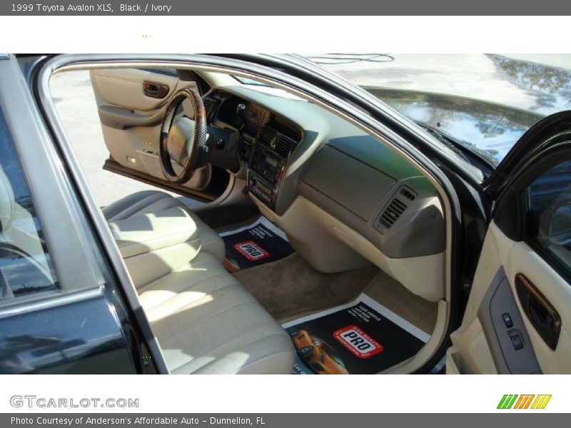 Black / Ivory 1999 Toyota Avalon XLS