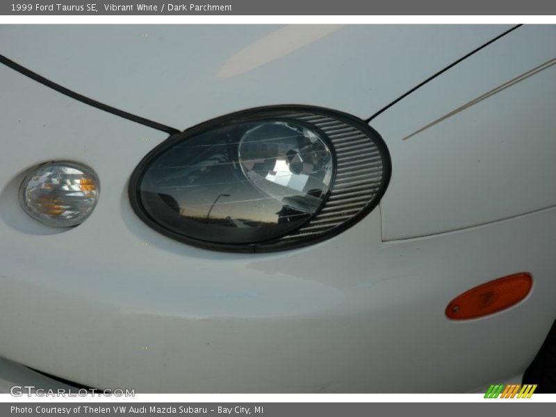 Vibrant White / Dark Parchment 1999 Ford Taurus SE