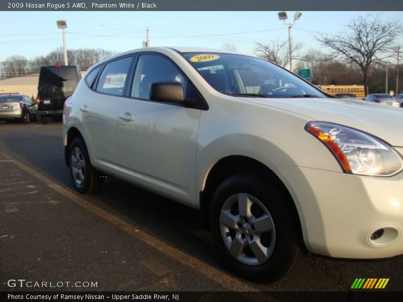 Phantom White / Black 2009 Nissan Rogue S AWD