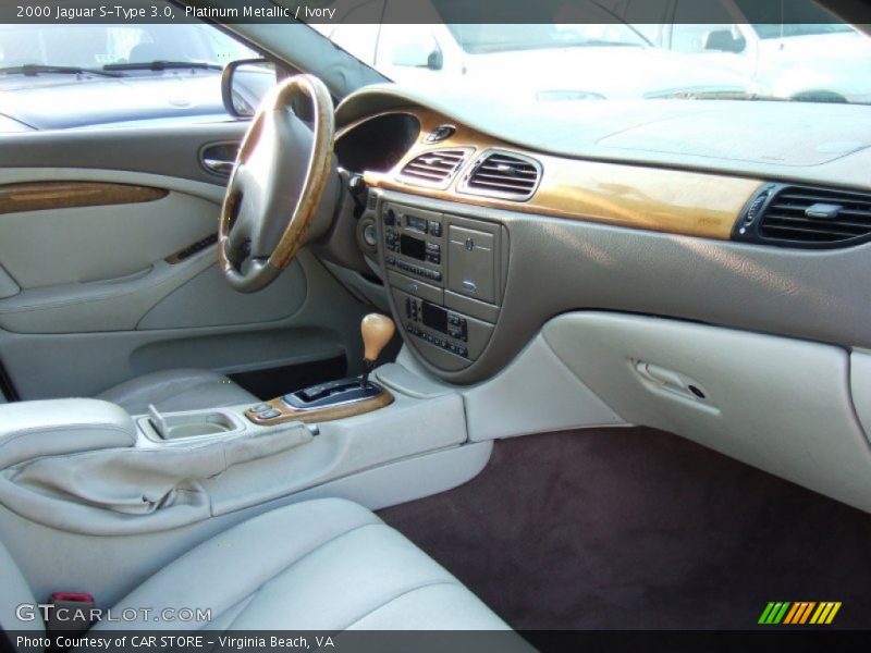 Dashboard of 2000 S-Type 3.0