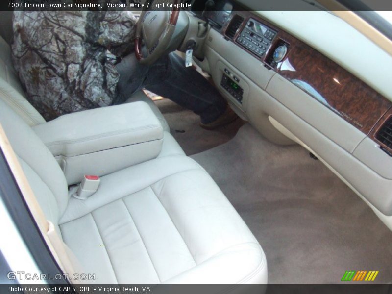Vibrant White / Light Graphite 2002 Lincoln Town Car Signature