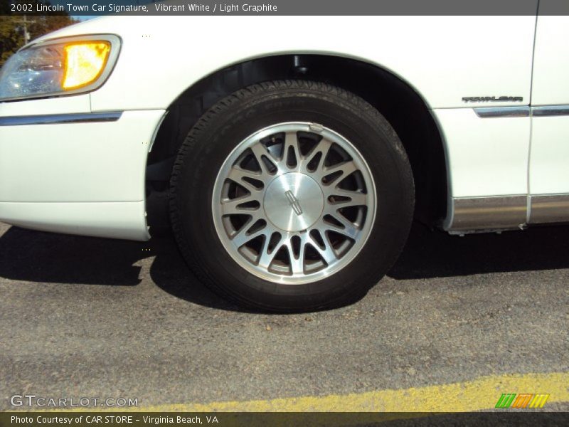 Vibrant White / Light Graphite 2002 Lincoln Town Car Signature