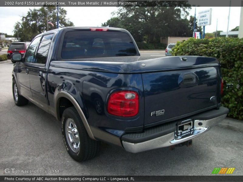 True Blue Metallic / Medium Parchment 2002 Ford F150 Lariat SuperCrew