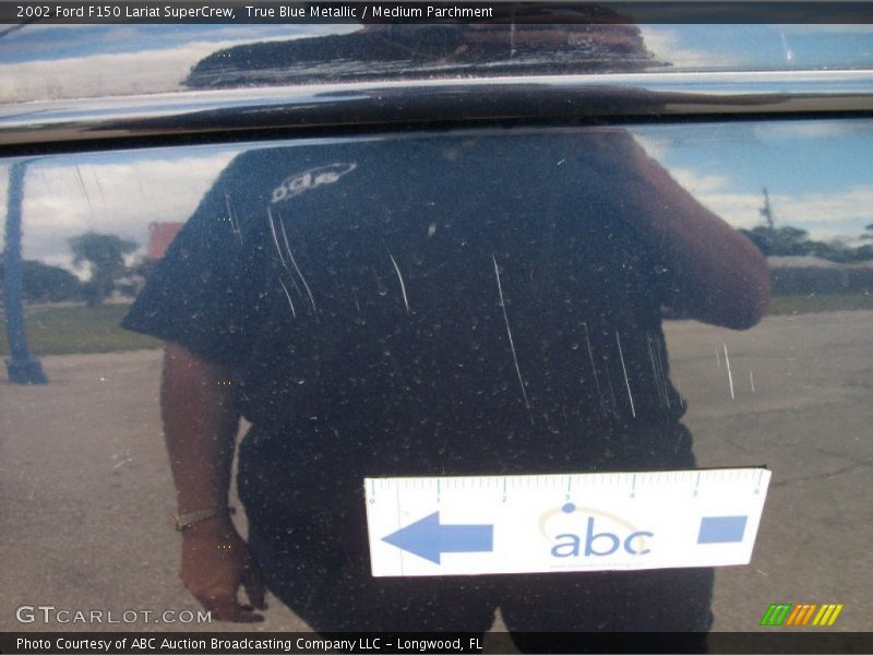 True Blue Metallic / Medium Parchment 2002 Ford F150 Lariat SuperCrew