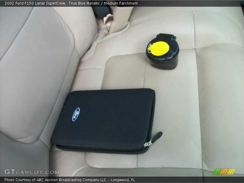 True Blue Metallic / Medium Parchment 2002 Ford F150 Lariat SuperCrew