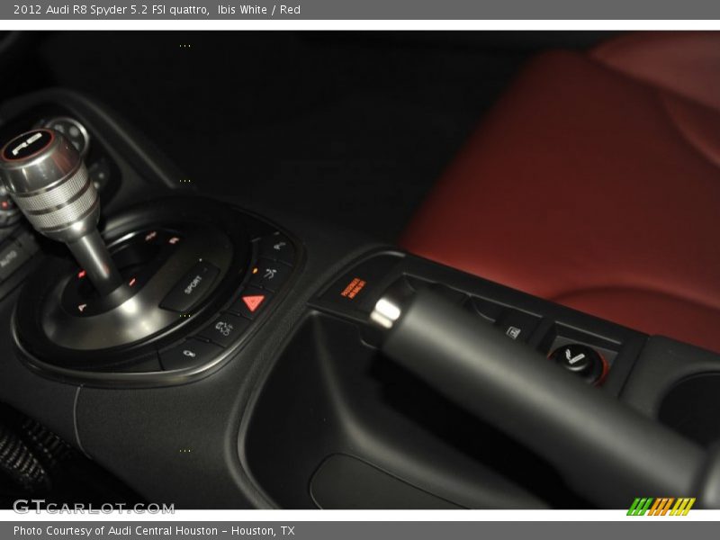 Ibis White / Red 2012 Audi R8 Spyder 5.2 FSI quattro
