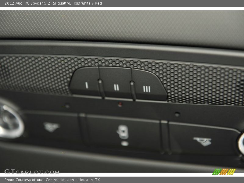 Ibis White / Red 2012 Audi R8 Spyder 5.2 FSI quattro