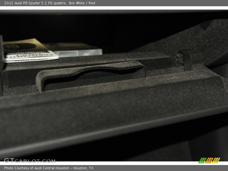 Ibis White / Red 2012 Audi R8 Spyder 5.2 FSI quattro