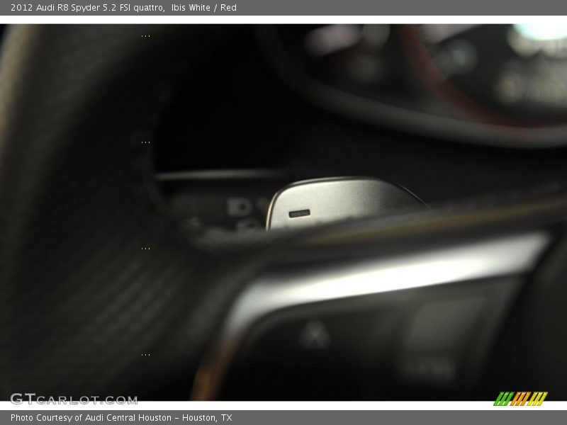 Ibis White / Red 2012 Audi R8 Spyder 5.2 FSI quattro
