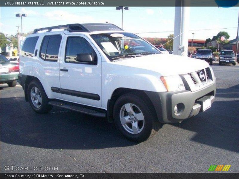 Avalanche White / Steel/Graphite 2005 Nissan Xterra SE