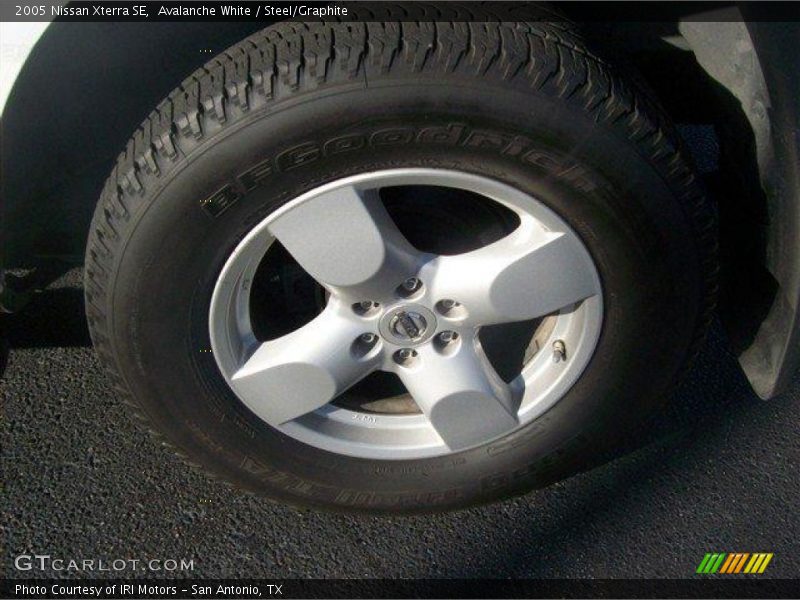 Avalanche White / Steel/Graphite 2005 Nissan Xterra SE