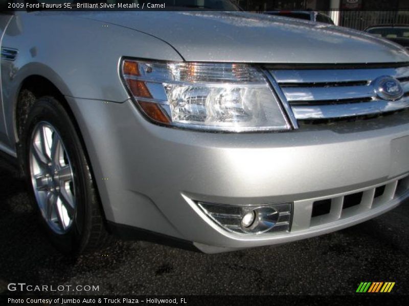 Brilliant Silver Metallic / Camel 2009 Ford Taurus SE