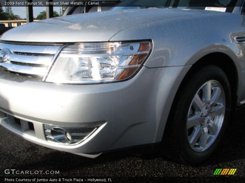 Brilliant Silver Metallic / Camel 2009 Ford Taurus SE