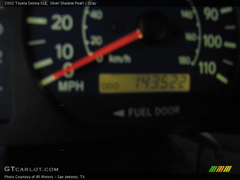 Silver Shadow Pearl / Gray 2002 Toyota Sienna XLE