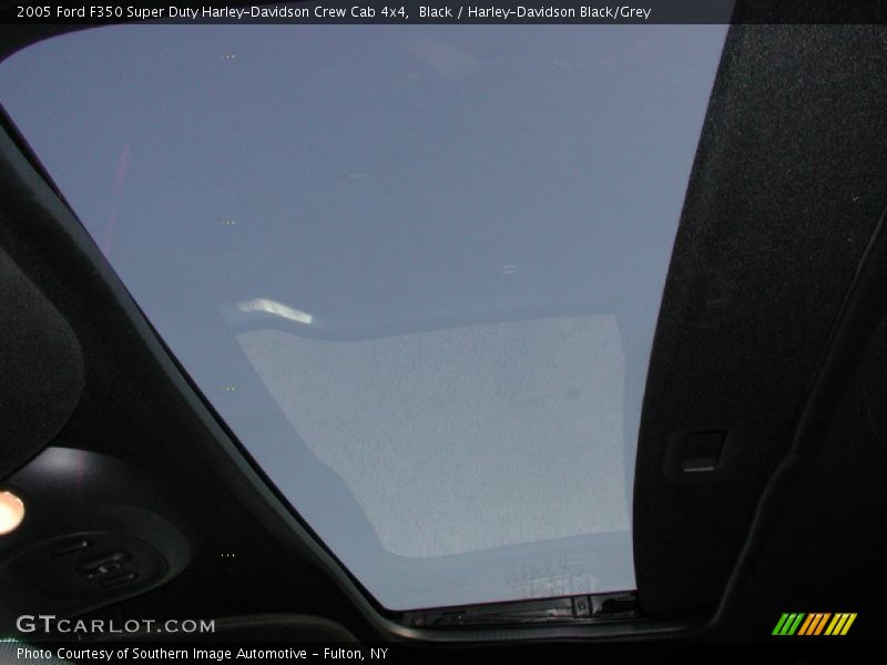 Sunroof of 2005 F350 Super Duty Harley-Davidson Crew Cab 4x4