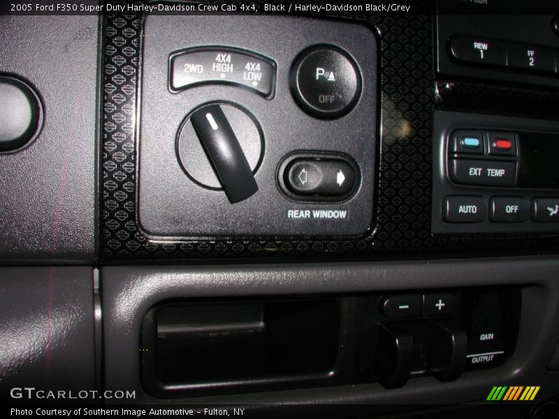 Controls of 2005 F350 Super Duty Harley-Davidson Crew Cab 4x4