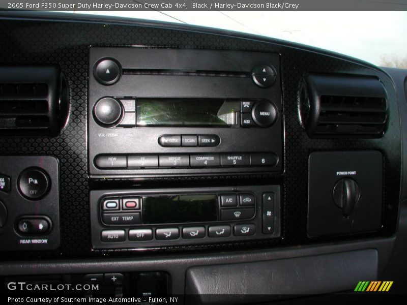Audio System of 2005 F350 Super Duty Harley-Davidson Crew Cab 4x4