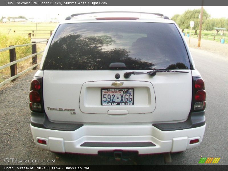Summit White / Light Gray 2005 Chevrolet TrailBlazer LS 4x4
