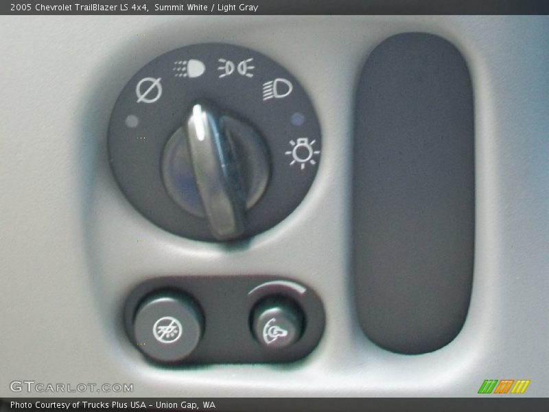 Summit White / Light Gray 2005 Chevrolet TrailBlazer LS 4x4