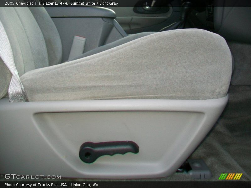 Summit White / Light Gray 2005 Chevrolet TrailBlazer LS 4x4