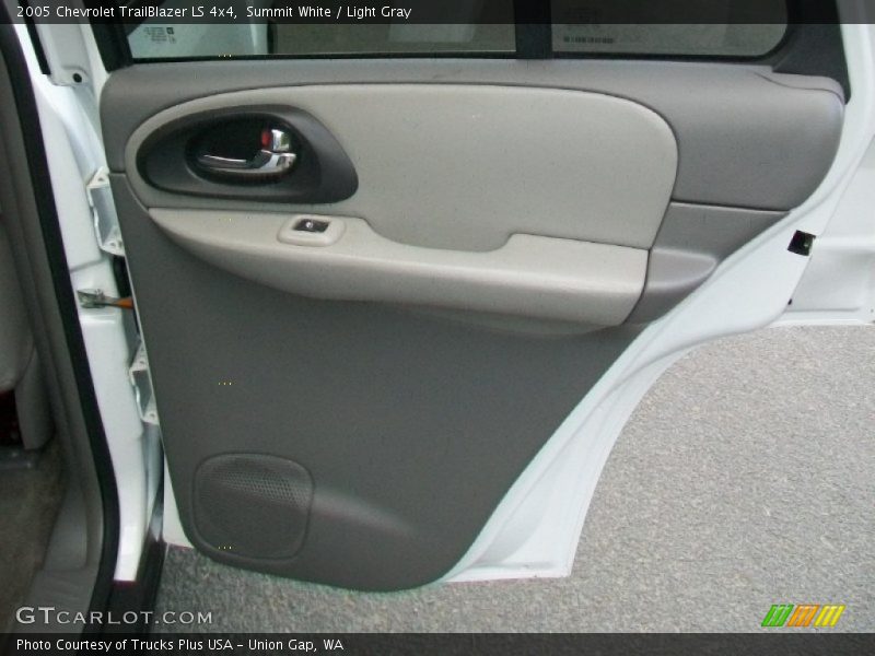 Summit White / Light Gray 2005 Chevrolet TrailBlazer LS 4x4