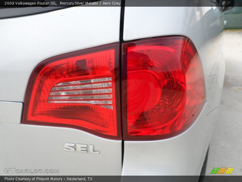 Mercury Sliver Metallic / Aero Grey 2009 Volkswagen Routan SEL