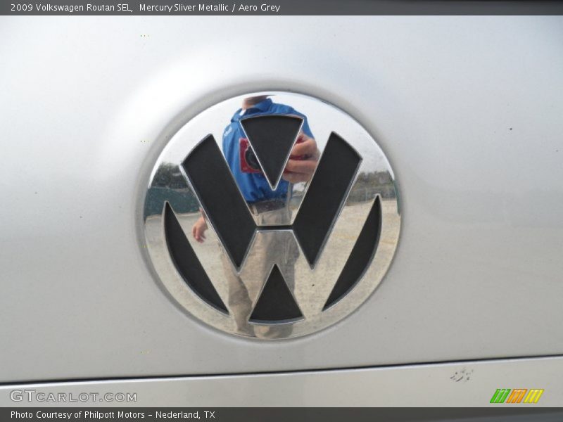 Mercury Sliver Metallic / Aero Grey 2009 Volkswagen Routan SEL