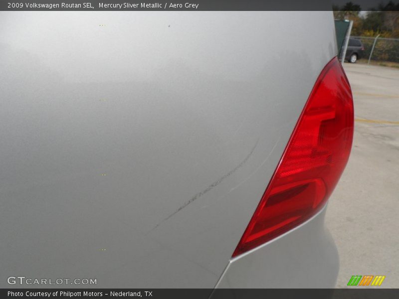 Mercury Sliver Metallic / Aero Grey 2009 Volkswagen Routan SEL