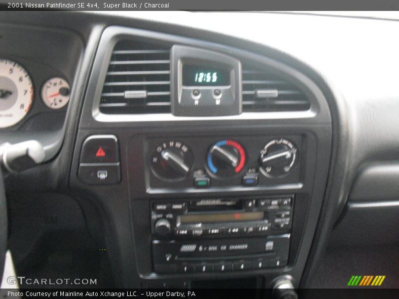 Super Black / Charcoal 2001 Nissan Pathfinder SE 4x4