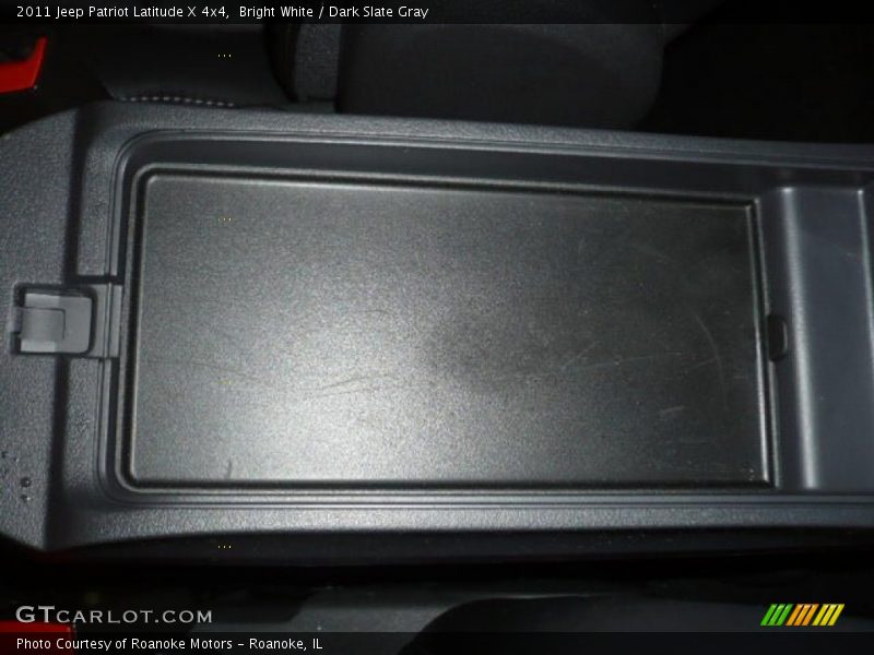 Bright White / Dark Slate Gray 2011 Jeep Patriot Latitude X 4x4