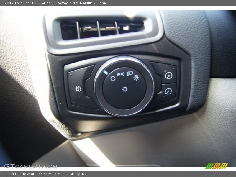 Controls of 2012 Focus SE 5-Door