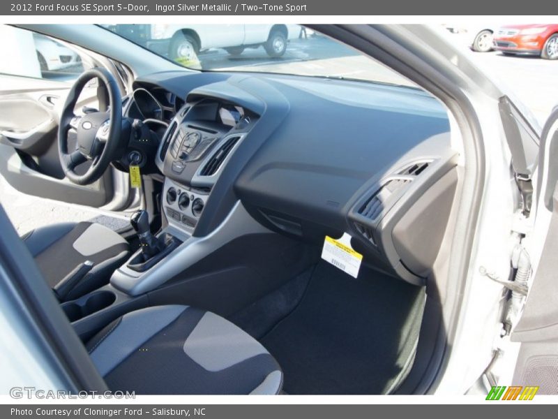 Ingot Silver Metallic / Two-Tone Sport 2012 Ford Focus SE Sport 5-Door