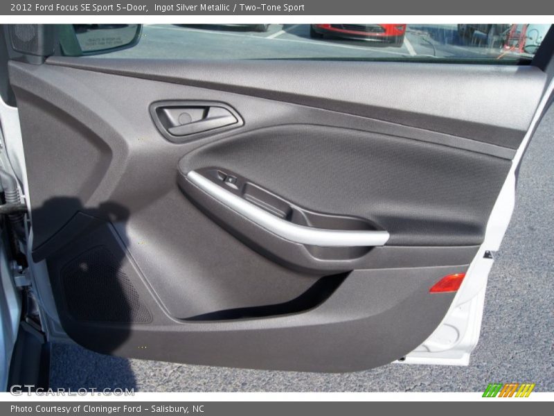 Ingot Silver Metallic / Two-Tone Sport 2012 Ford Focus SE Sport 5-Door