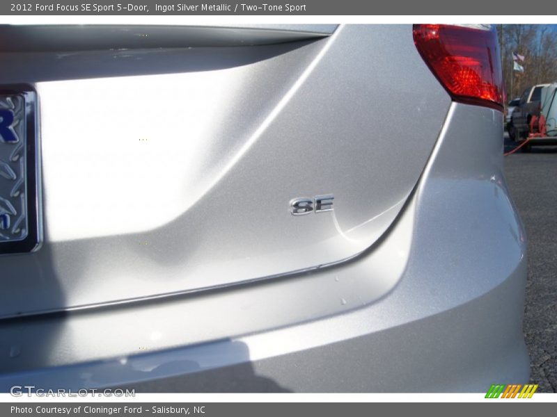 Ingot Silver Metallic / Two-Tone Sport 2012 Ford Focus SE Sport 5-Door