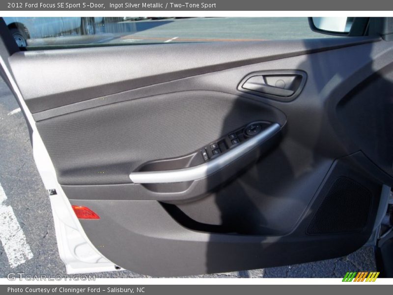Ingot Silver Metallic / Two-Tone Sport 2012 Ford Focus SE Sport 5-Door