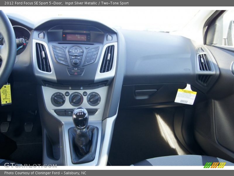 Ingot Silver Metallic / Two-Tone Sport 2012 Ford Focus SE Sport 5-Door