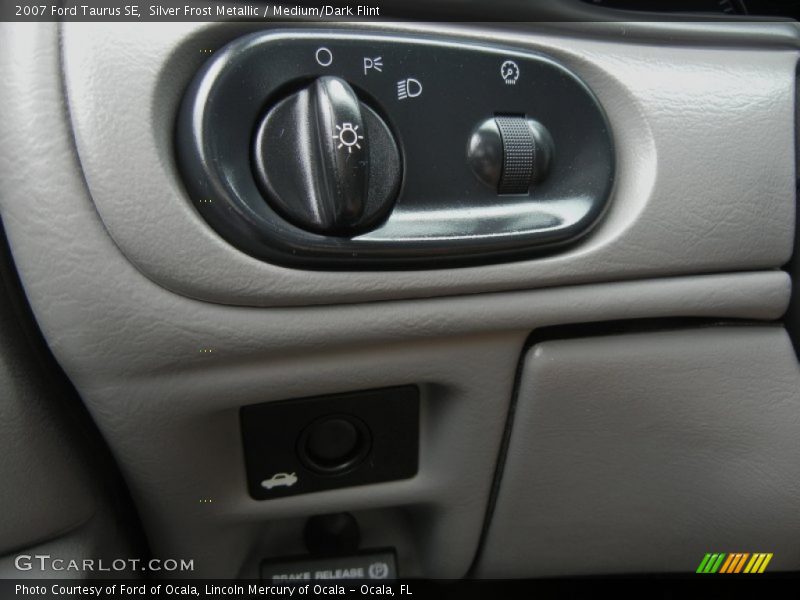 Silver Frost Metallic / Medium/Dark Flint 2007 Ford Taurus SE