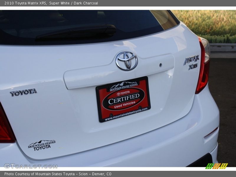 Super White / Dark Charcoal 2010 Toyota Matrix XRS