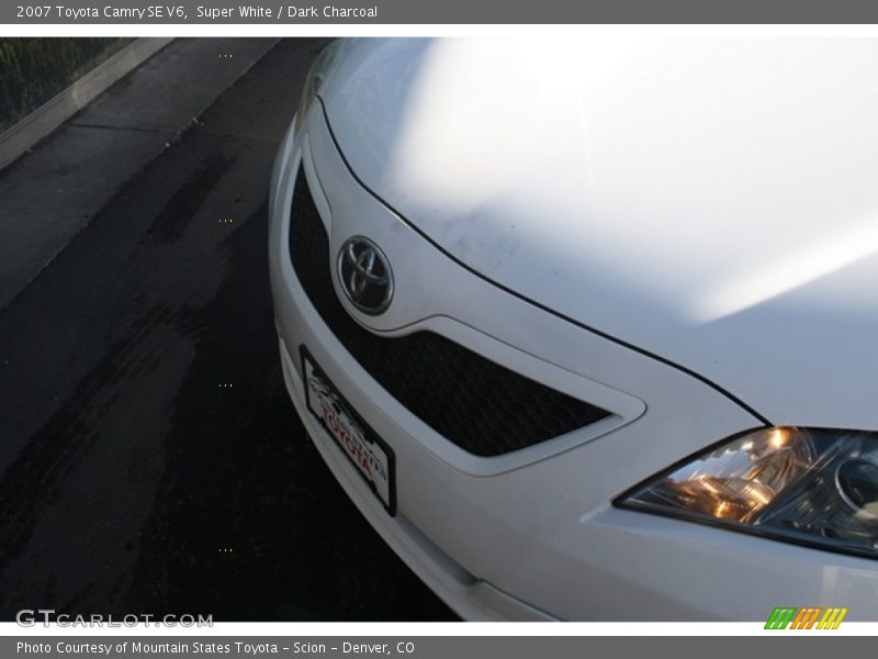 Super White / Dark Charcoal 2007 Toyota Camry SE V6