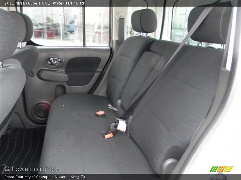 White Pearl / Black 2011 Nissan Cube 1.8 SL